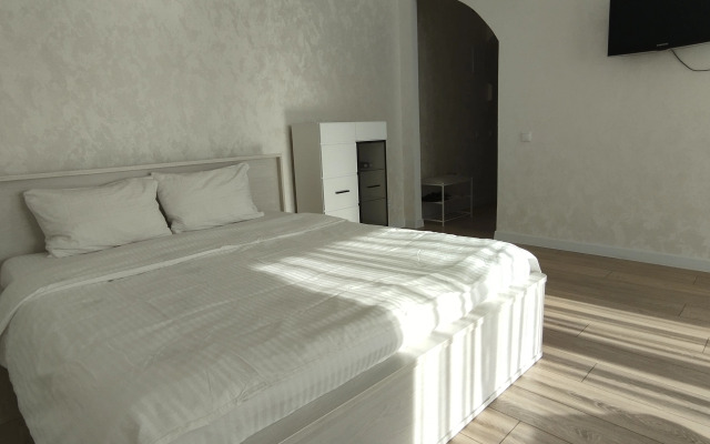 U Glavnoy Ploschadi Pobedy Flat
