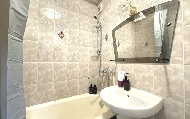 Dvukhkomnatnaya S Balkonom i Konditsionerom V Tsentre Na Vesenney Flat