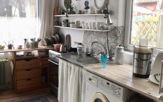 Апартаменты возле пляжа с красивым садом