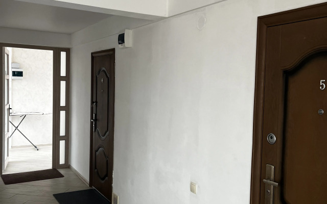 Trekhmestny Uluchshenny S Sobstvennoy Vannoy Komnatoy Apartment