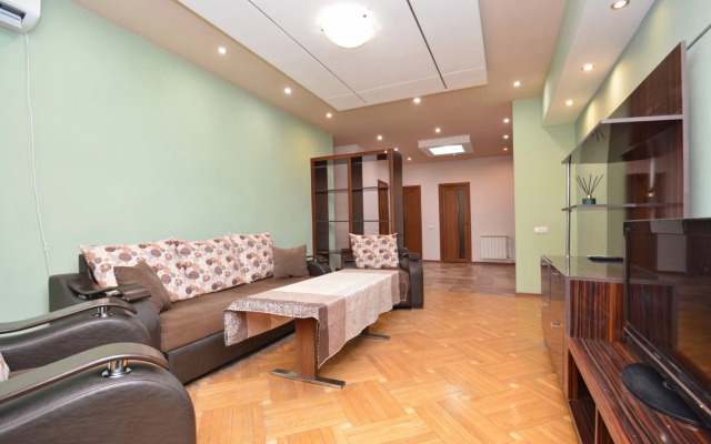 Trekhkomnatnaya v Tsentre Goroda Flat
