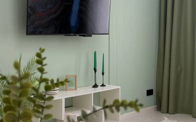 Svetlaya Uyutnaya Dvukhkomnatnaya Vozle Metro Flat