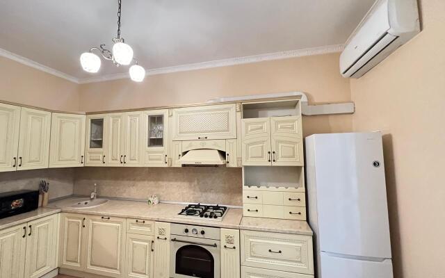 Trekhkomnatniye s Terrasoy i Balkonom Apartments