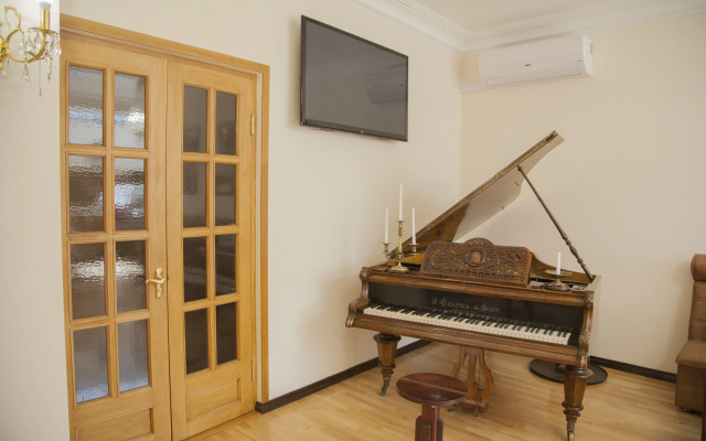 Hin Yerevantsi Hotel
