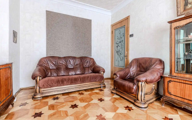 V Tikhom Tsentre Park Chelyuskintsev 4 Kom.kv. Flat