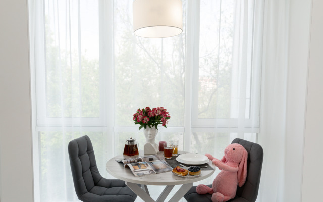 Апартаменты-студия Города 30 кв.м. с двуспальным диваном и панорамными окнами, с 3 по 6 этаж