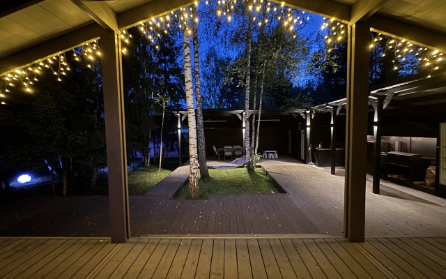 Частный Дом с Верандой в Лесу