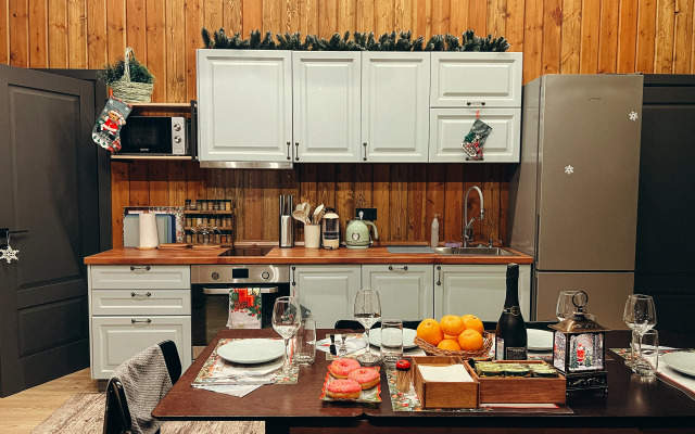 Частный дом с панорамными окнами с выходом на террасу и баней на дровах