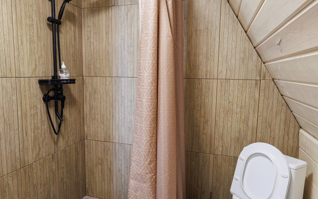 Частный дом А-фрейм для отдыха в дубовом лесу