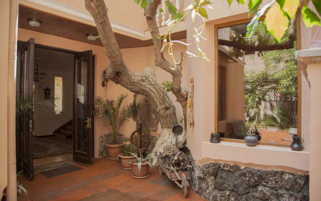 Hin Yerevantsi Hotel