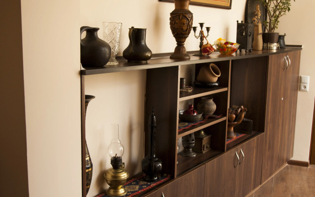 Hin Yerevantsi Hotel