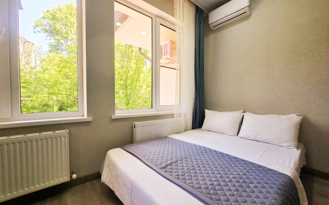 Studiya na tikhoy ulitse s vidom na les Flat