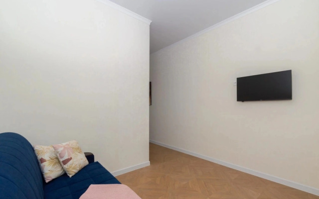 37m s Krovatyu i Divanom Apartment