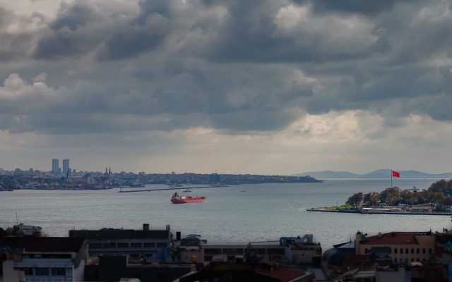 Jacuzzi across Bosphorus Apartments
