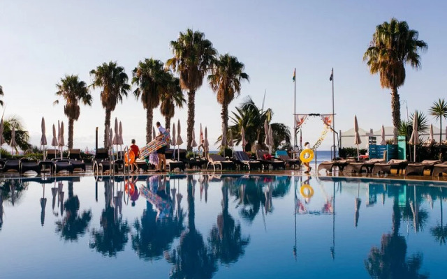 Hotel The Views Oasis - Family Friendly