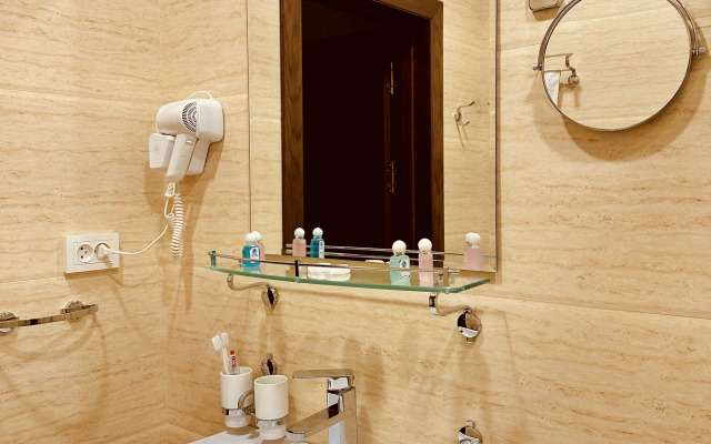 Ayvan Plaza Hotel