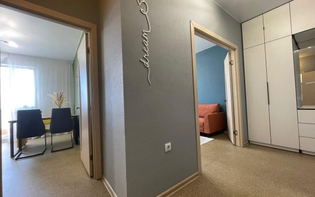 Okeanskie Panoramy. Vid na okean, vulkan, buhtu, gory i gorod Flat