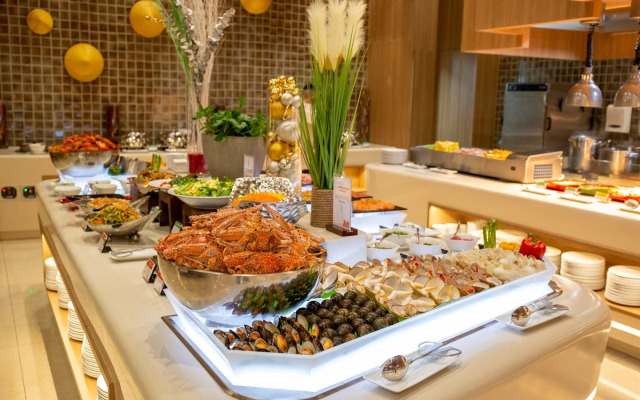 Holiday Inn & Suites Saigon Airport Hotel
