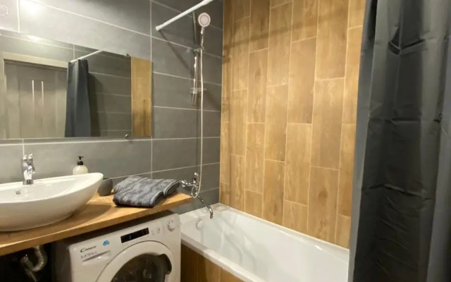 Квартира с видом на реку и высокими потолками