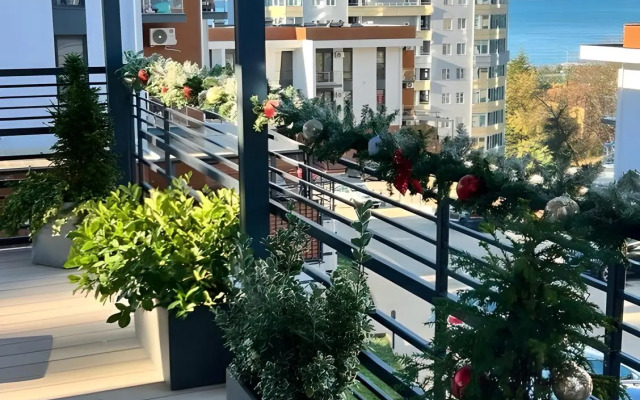 Casablanka Hit s Bolshoy Terrasoy s Vidom na More Apartments