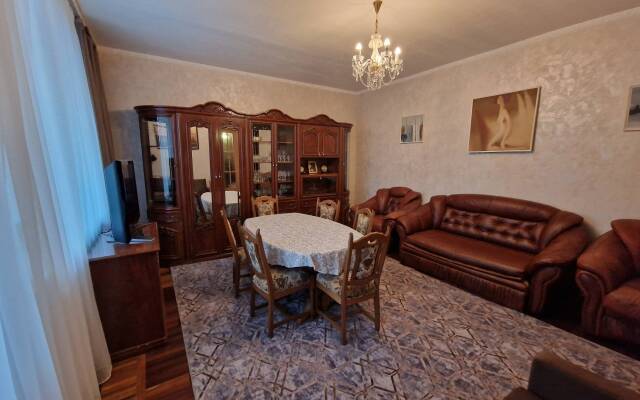 U Pushkinskogo Teatra Tsentr Flat