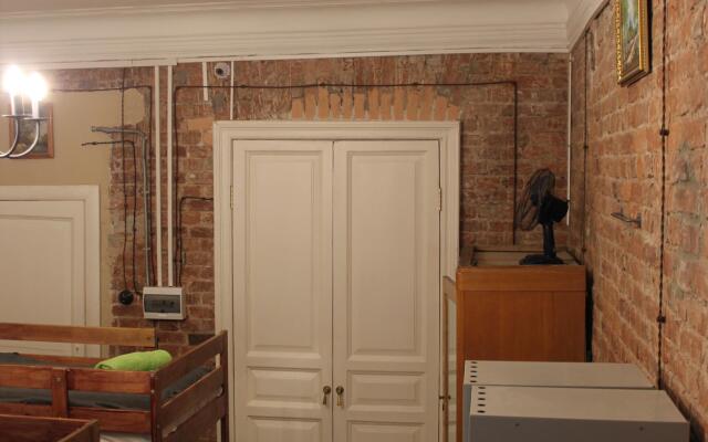 Old Flat Na Sovetskoy Hostel