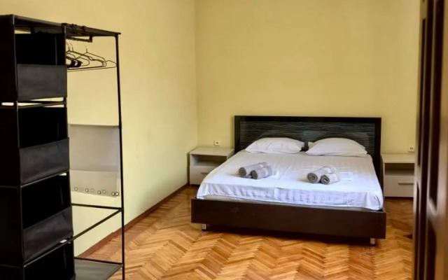 Flat Trekhkomnatnaya Kvartira U Morya