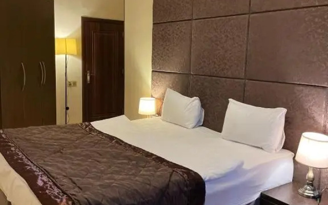 Family Grand Mirror Hotel