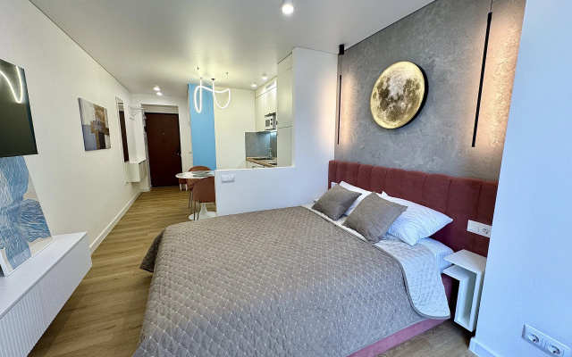 Komfortnaya studiya s dizaynerskim remontom, ryadom more, park, magaziny Flat