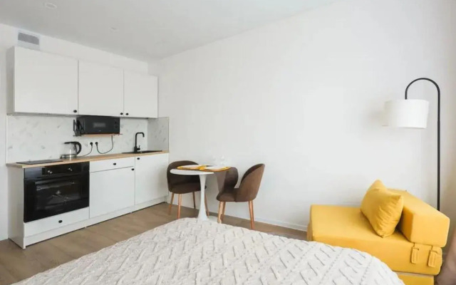 Uyutnaya Studiya Na Troikh Apartments