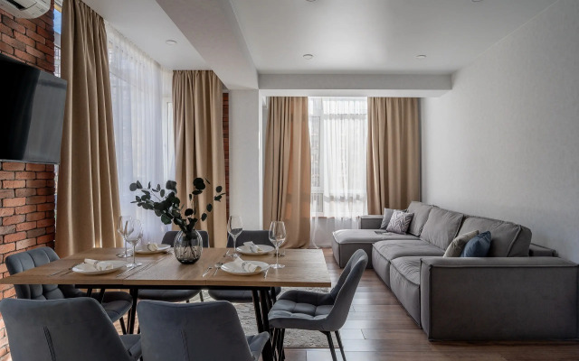 Bolshaya I Stilnaya S Vidom Na Gory Flat