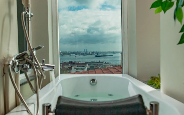 Jacuzzi across Bosphorus Apartments