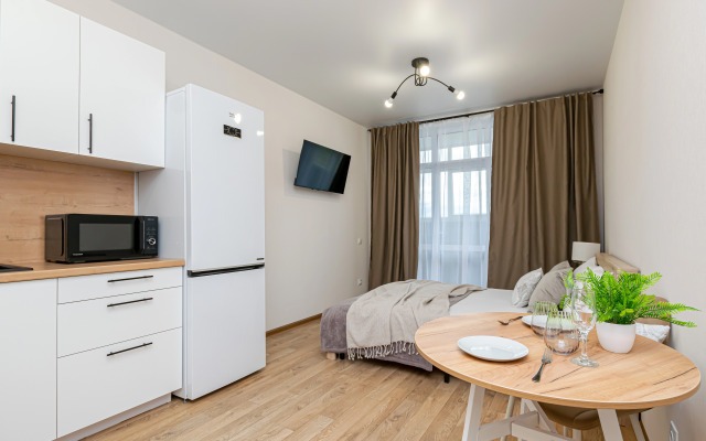 Svetlaya uyutnaya sovremennaya studiya u Planety Flat