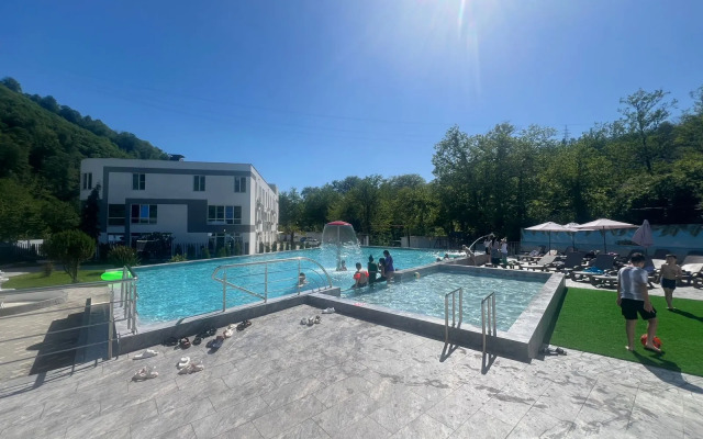 Yevrodvushka S Vidom Na Basseyn Apartments
