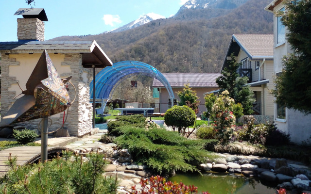 S Dvumya Apartamentami Chalet
