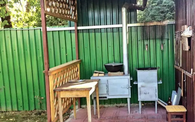 S Basseynom, Verandoy I Sadom Private house