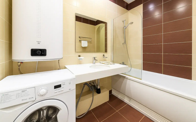 Prostornaya dlya gostey 6kh s krovatkoy i pelenal'nym stolikom dlya detey i kukhonnoy zonoy Flat