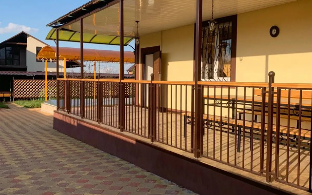 Dvukhetazhny S Basseynom Private House