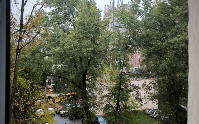 Belaya Trekhkomnatnaya Kvartira u Vokzala Apartments