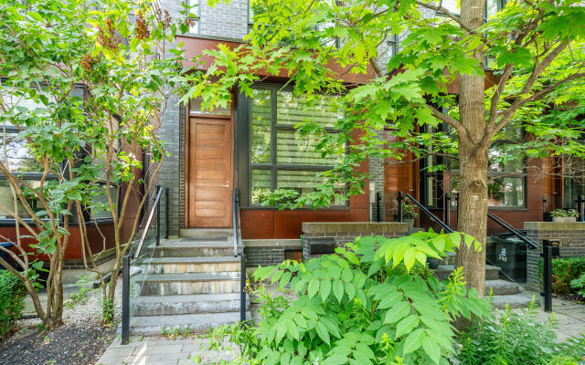 Exclusive Four-Bedroom Townhouse in Downtown Toronto Private House