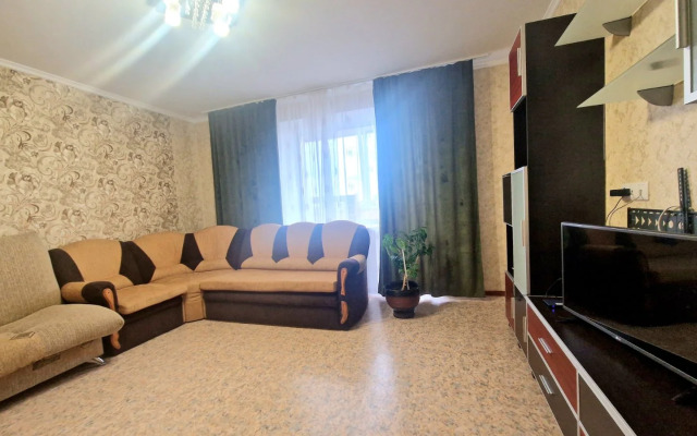 Prostornaya Treshka V Spalnom Rayone Flat