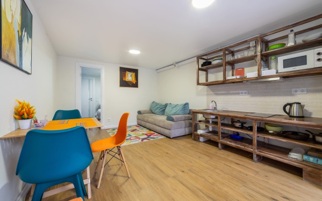 V eko stile s sobstvennym dvorikom dlya otdykha Flat