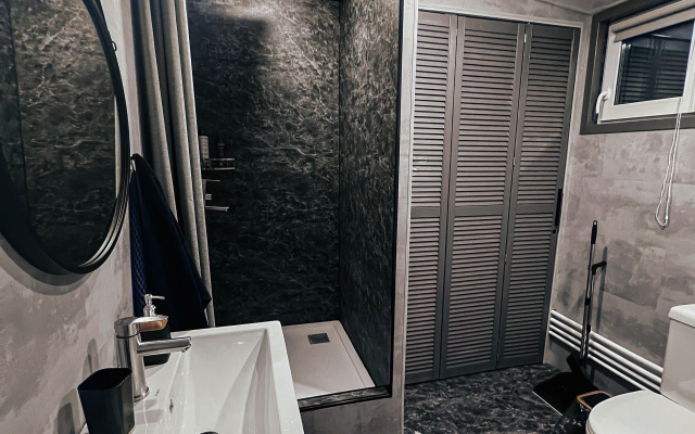 Частный дом  Belov House  с панорамным остеклением у леса