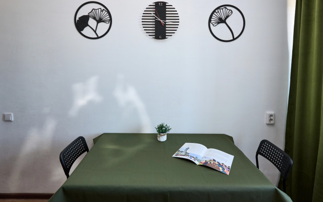 Квартира с диваном на кухне и балконом на Байбакова 2