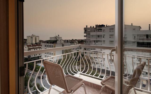 Lara Dinc Hotel