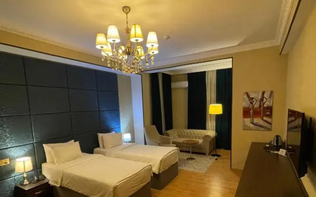 Family Grand Mirror Hotel