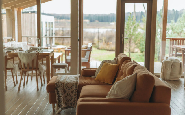 Частный дом с баней и чаном у воды и леса