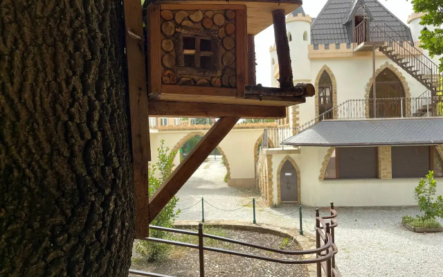Persikovy Zamok Private House