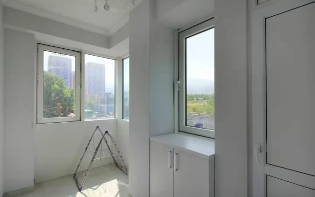 Trekhkomnatnaya V Zhk braun Vozle Trts Mega Almaty Flat