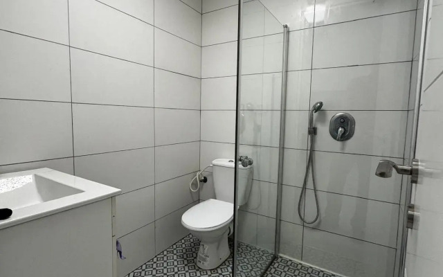 Ocharovatelnaya Kvartira S 3 Spalnyami I Sobstvennym Vkhodom Flat